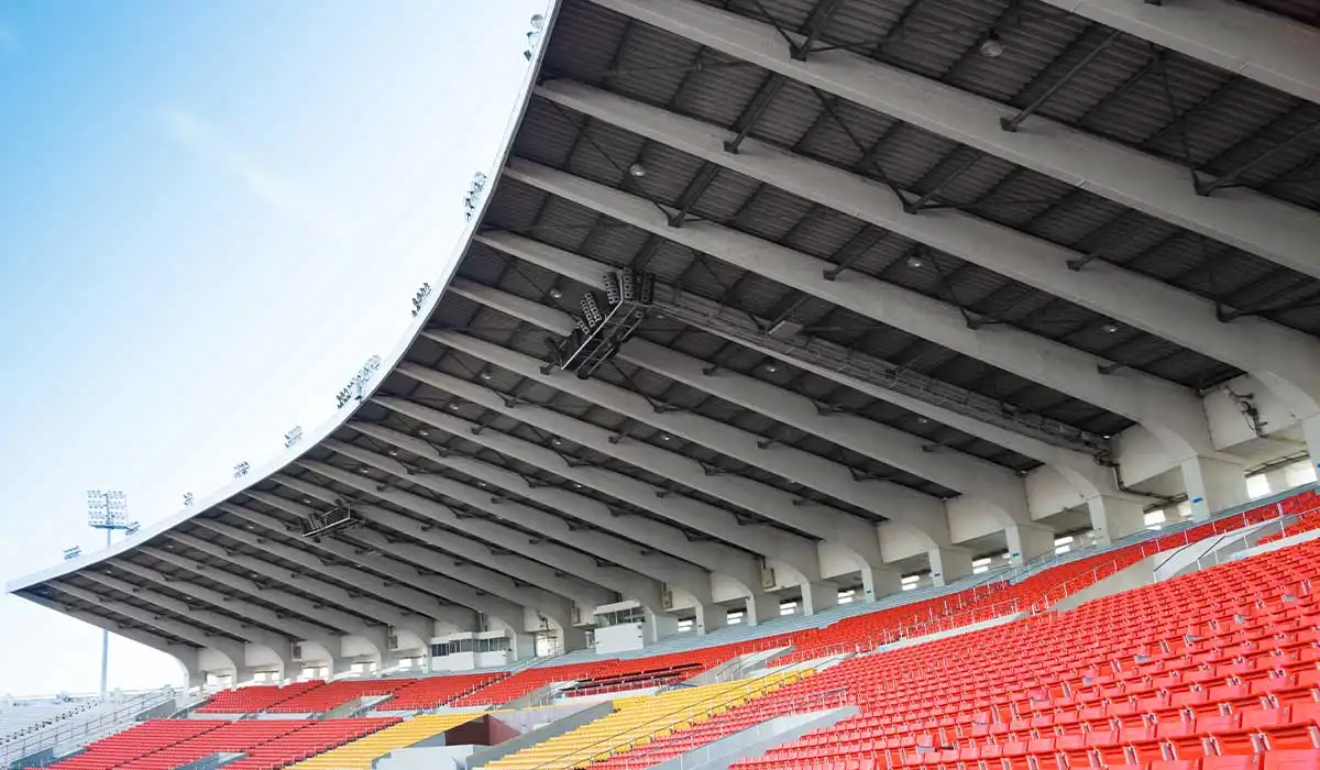 Крытая и безкрышная трибуна